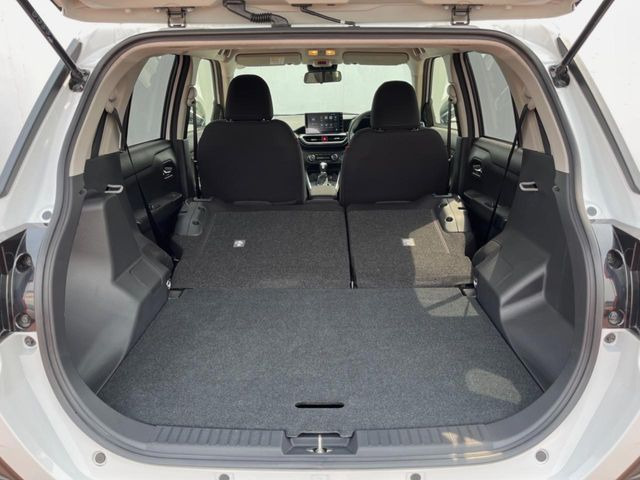 ���i�̂���������ʋ΁A���}���ɏ\���ȉ׎��X�y�[�X���m�ۂ��Ă���܂��B�Z�J���h�V�[�g��|���ƁA�傫�ȉו��̐ύڂ��\�ł���