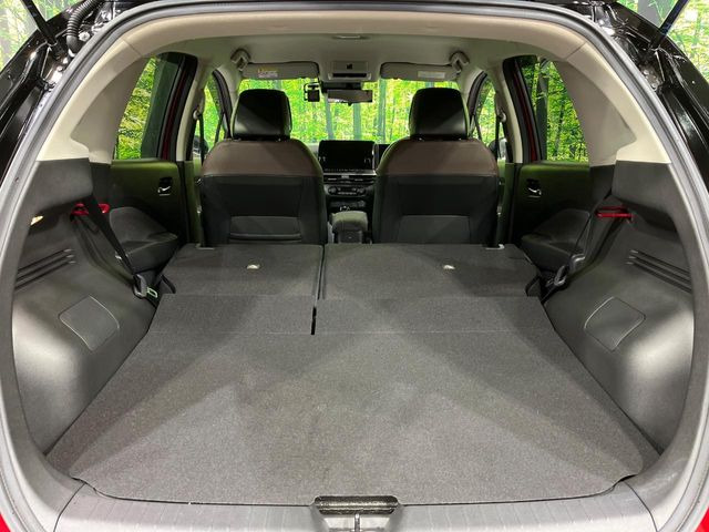 ���i�̂���������ʋ΁A���}���ɏ\���ȉ׎��X�y�[�X���m�ۂ��Ă���܂��B�Z�J���h�V�[�g��|���ƁA�傫�ȉו��̐ύڂ��\�ł���