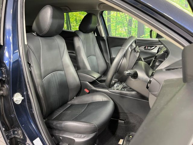 【ハーフレザーシート】高級感と座り心地を両立した人気のシート♪背面・座面のファブリック素材は、通気性の良さや滑りにくさに優れています。気温や服装に左右されず快適にお乗りいただけます。