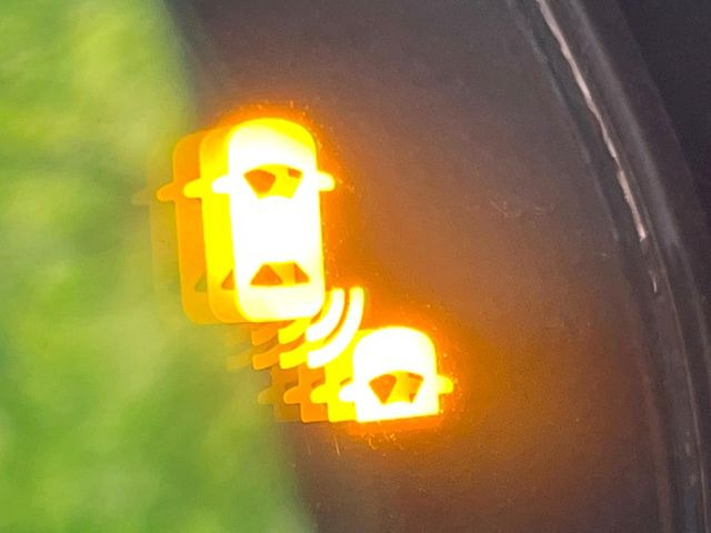 �y�u���C���h�X�|�b�g�C���t�H���[�V�����z���s���A�h�A�~���[�̎��p�ɂȂ�₷���ӏ��Ɍ㑱�Ԃ��ڋ߂���ƃT�C�h�~���[�t�߂Ɍx����\���A�h���C�o�[�ɒ��ӊ��N�����Ă���܂��B