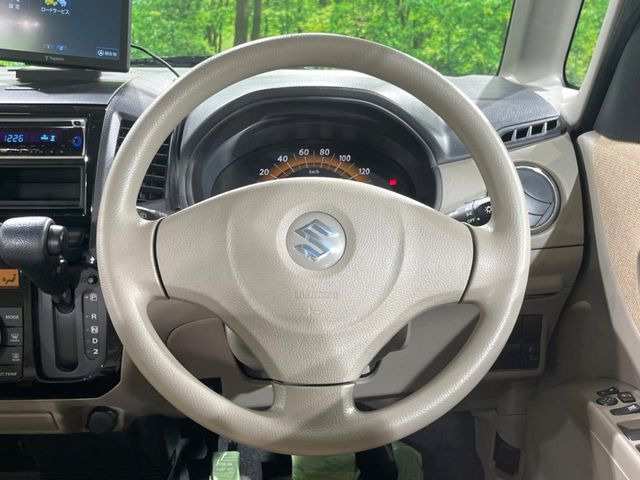 �C���e���A�ɍ��킹���f�U�C���̃X�e�A�����O�́A�^�]�������̂��Ƃ��l���A�^�]���₷���`��A�傫���ł��B�����x�A���ۂɐG���Ă��m���߂��������B