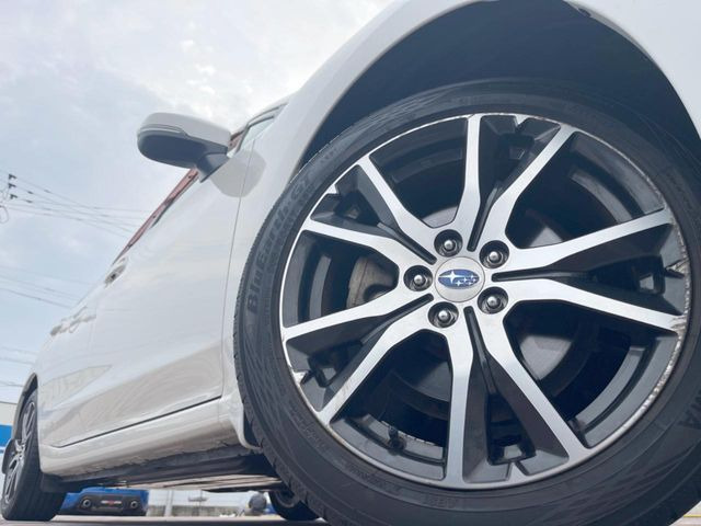 �y����17�C���`�A���~�z�C�[���z�O�ςɃ}�b�`���������A���~�z�C�[���𑕒����Ă���܂��B�e��ЊO�A���~�z�C�[����A�X�^�b�h���X�^�C�����戵�����Ă���܂��B���񂲑��k����������