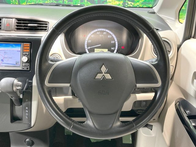 �C���e���A�ɍ��킹���f�U�C���̃X�e�A�����O�́A�^�]�������̂��Ƃ��l���A�^�]���₷���`��A�傫���ł��B�����x�A���ۂɐG���Ă��m���߂��������B