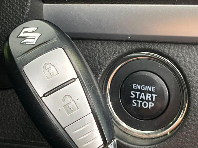 【キーレススタートシステム】カバンやポケットに入れたままでもドアの施錠・解錠が可能なスマートキーを装備。エンジンのオン・オフ時もカギを取り出す必要が無いからとっても便利です♪