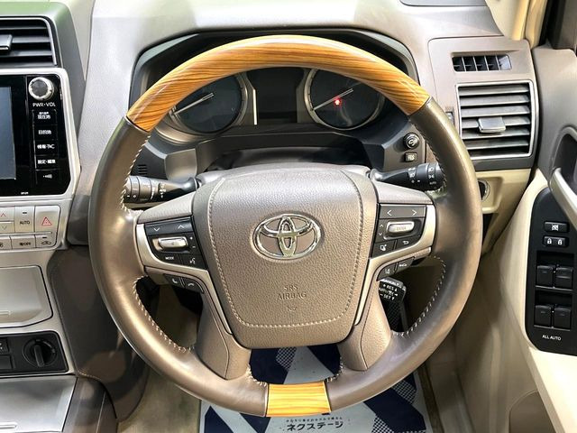 �y�����v�����X�e�A�����O�z�㎿�Ȋv���g�p���邱�ƂŁA��ɂ����������݂ƂĂ��^�]���₷���n���h���ł���