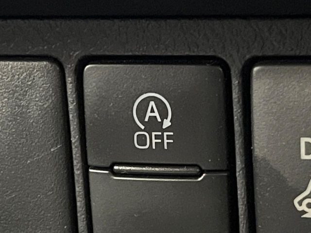 【アイドリングストップ】赤信号や渋滞で停車した際にエンジンを停止し、無駄な燃料の消費を抑えます。燃費向上や環境保護につなげる機能♪エンジンはブレーキを離せば再始動します。
