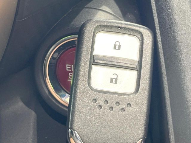 �yHonda�X�}�[�g�L�[�z�J�o����|�P�b�g�ɓ��ꂽ�܂܂ł��h�A�̎{���E�������\�ȃX�}�[�g�L�[�𑕔��B�G���W���̃I���E�I�t�����J�M�����o���K�v����������Ƃ��Ă��֗��ł���