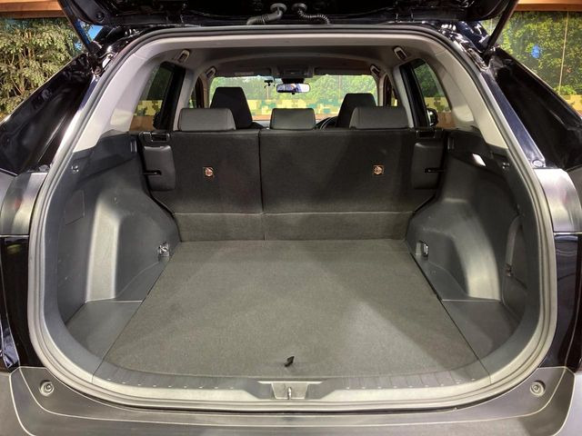 普段のお買い物や通勤、送迎等に十分な荷室スペースを確保しております。セカンドシートを倒すと、大きな荷物の積載も可能です♪