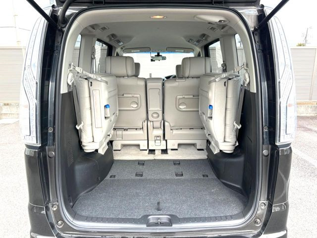 ���i�̂���������ʋ΁A���}���ɏ\���ȉ׎��X�y�[�X���m�ۂ��Ă���܂��B�Z�J���h�V�[�g��|���ƁA�傫�ȉו��̐ύڂ��\�ł���