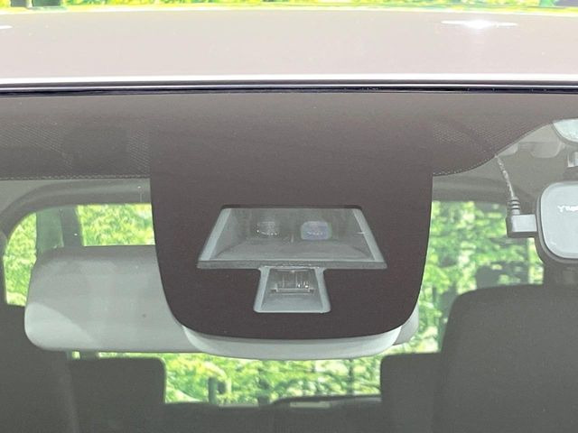 【レーダーブレーキサポート】走行中に前方の車両等を認識し、衝突しそうな時は警報とブレーキで衝突回避と被害軽減をアシスト。より安全にドライブをお楽しみいただけます。