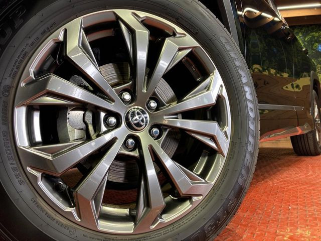 【純正18インチアルミホイール】外観にマッチした純正アルミホイールを装着しております。各種社外アルミホイールや、スタッドレスタイヤも取扱いしております。是非ご相談ください♪