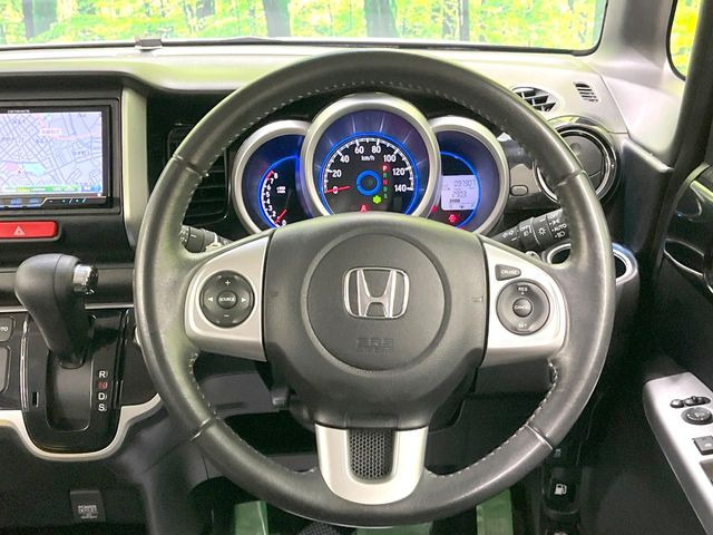 �C���e���A�ɍ��킹���f�U�C���̃X�e�A�����O�́A�^�]�������̂��Ƃ��l���A�^�]���₷���`��A�傫���ł��B�����x�A���ۂɐG���Ă��m���߂��������B