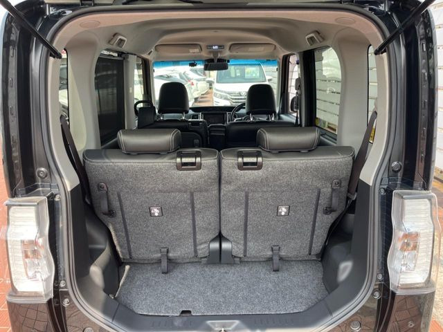 ���i�̂���������ʋ΁A���}���ɏ\���ȉ׎��X�y�[�X���m�ۂ��Ă���܂��B�Z�J���h�V�[�g��|���ƁA�傫�ȉו��̐ύڂ��\�ł���