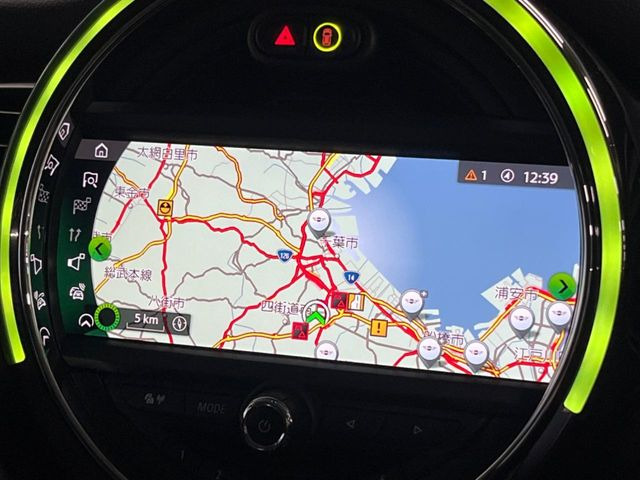 �������i�r:��̊��̂���i�r�́A����������ԓ������o���Ă���܂��BBluetooth�Đ��ȂǃI�[�f�B�I�@�\���[�����Ă���܂��̂ŁA�^�]�����y���߂܂���