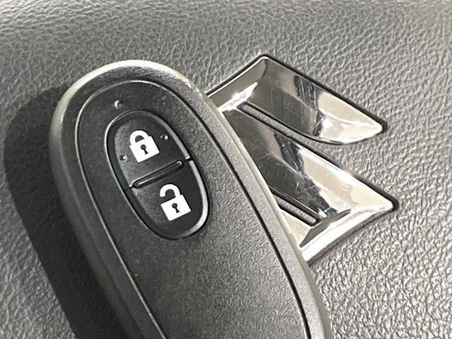 【キーレススタートシステム】カバンやポケットに入れたままでもドアの施錠・解錠が可能なスマートキーを装備。エンジンのオン・オフ時もカギを取り出す必要が無いからとっても便利です♪