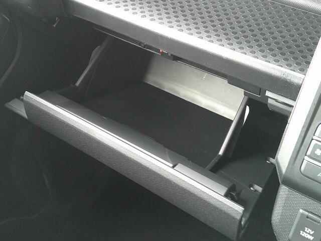 車検証入れ等書類一式を収納できるグローブボックスです。