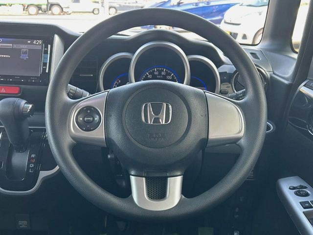 �C���e���A�ɍ��킹���f�U�C���̃X�e�A�����O�́A�^�]�������̂��Ƃ��l���A�^�]���₷���`��A�傫���ł��B�����x�A���ۂɐG���Ă��m���߂��������B