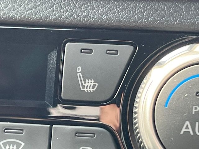 【シートヒーター】寒い日に重宝するシートヒーター!エアコンより早く温まってくれるので寒がりの人も安心ですね♪エアコンの温風は乾燥するから苦手、という方にもをおすすめです。