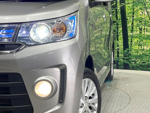 【HIDヘッドライト】非常に明るく前方を照らしてくれるので、悪天候や夜間の走行時も視界良好で安心してお乗りいただけます。