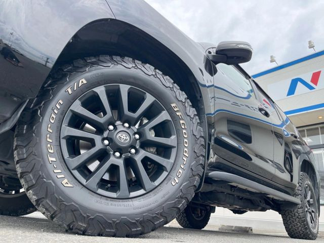 【グレード専用純正18インチアルミホイール】デザイン性の高い純正アルミホイールを装着しております。各種社外アルミホイールや、スタッドレスタイヤも取扱いしております。是非ご相談ください♪