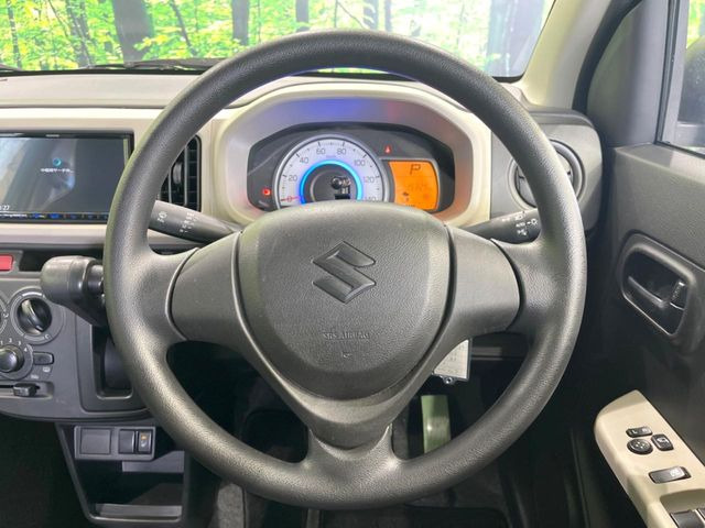 �C���e���A�ɍ��킹���f�U�C���̃X�e�A�����O�́A�^�]�������̂��Ƃ��l���A�^�]���₷���`��A�傫���ł��B�����x�A���ۂɐG���Ă��m���߂��������B