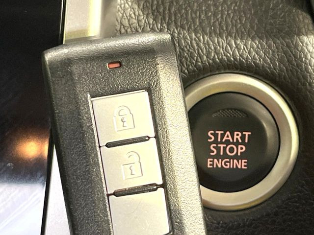 【スマートキー】カバンやポケットに入れたままでもドアの施錠・解錠が可能なスマートキーを装備。エンジンのオン・オフ時もカギを取り出す必要が無いからとっても便利です♪