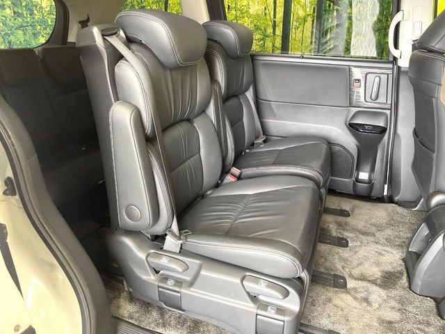 後部座席も気になるようなキズ・汚れやへたり等、大きなダメージはなく、良好な状態です。