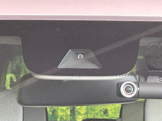 【ホンダセンシング】走行中に前方の車両等を認識し、衝突しそうな時は警報とブレーキで衝突回避と被害軽減をアシスト。より安全にドライブをお楽しみいただけます。