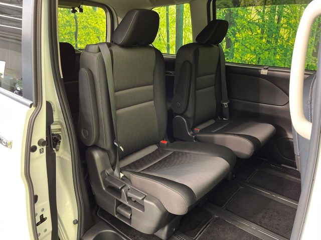 セカンドシートは中央部が可動式となっており、スライドすれば通路スペースが登場!前後の移動がとっても簡単です♪もちろん、8名乗車時も快適な座り心地のシートとなっています♪