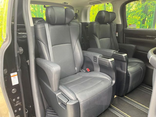 後部座席も気になるようなキズ・汚れやへたり等、大きなダメージはなく、良好な状態です。