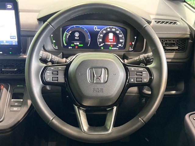 �C���e���A�ɍ��킹���f�U�C���̃X�e�A�����O�́A�^�]�������̂��Ƃ��l���A�^�]���₷���`��A�傫���ł��B�����x�A���ۂɐG���Ă��m���߂��������B