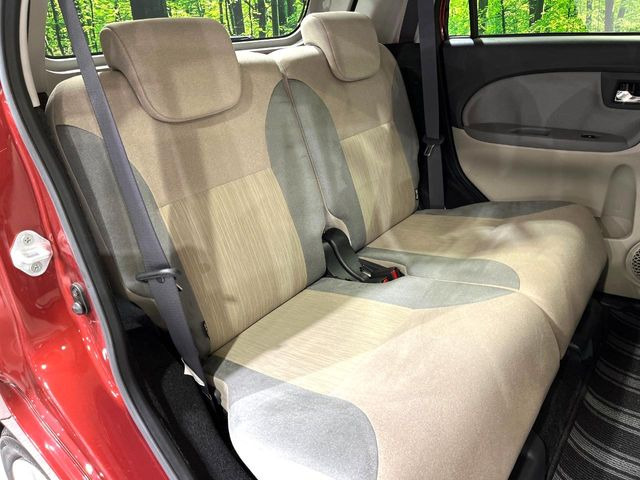 後部座席も気になるようなキズ・汚れやへたり等、大きなダメージはなく、良好な状態です。