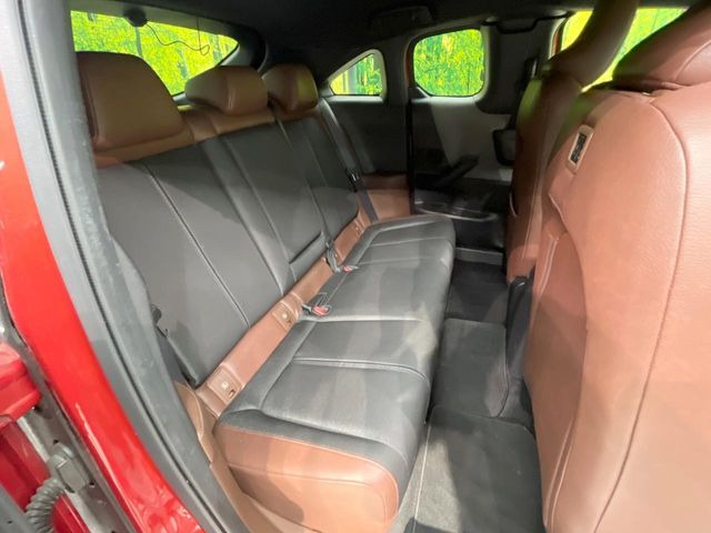 後部座席も気になるようなキズ・汚れやへたり等、大きなダメージはなく、良好な状態です。