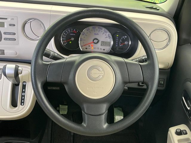 �C���e���A�ɍ��킹���f�U�C���̃X�e�A�����O�́A�^�]�������̂��Ƃ��l���A�^�]���₷���`��A�傫���ł��B�����x�A���ۂɐG���Ă��m���߂��������B