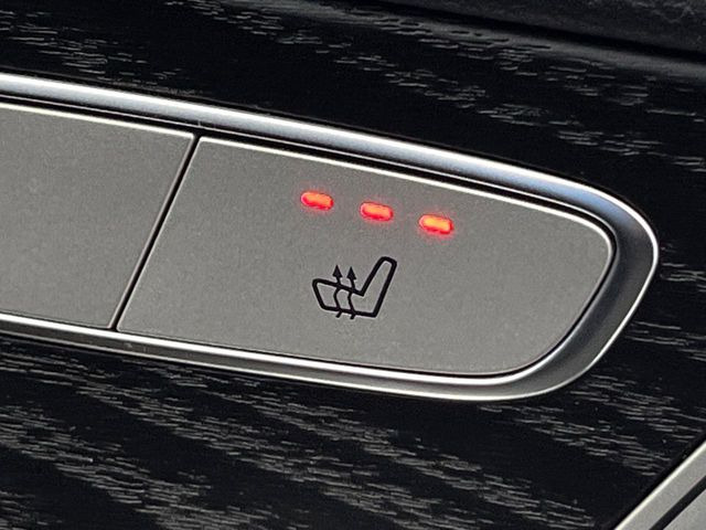 ●フロントシートヒーティング:運転席・助手席共に三段階で調節が可能なシートヒーターを装備しております。季節を問わず快適にご使用いただけます。