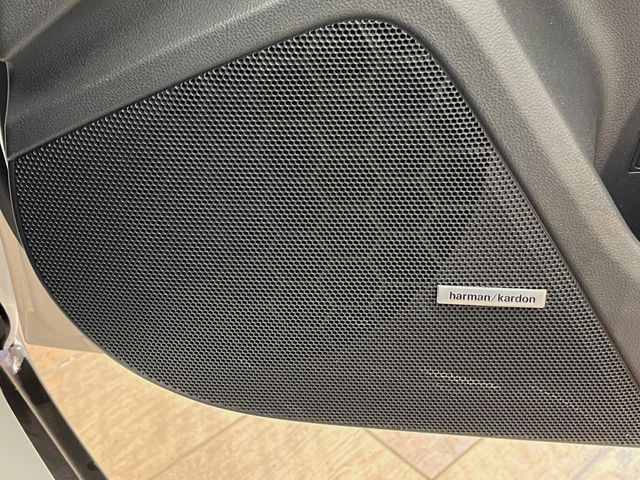 �y�n�[�}���J�[�h���T�E���h�V�X�e���z���[�J�[�I�v�V�����̍��i�ʃT�E���h�V�X�e���𓋍ځB��p�̃`���[�j���O���{���ꂽ�召�l�X�ȃX�s�[�J�[����ǎ��ȃT�E���h���t�ł��A�Տꊴ���ӂ�鉹����Ԃ����o���܂��B