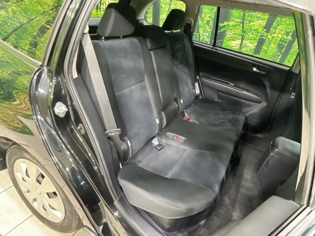 後部座席も気になるようなキズ・汚れやへたり等、大きなダメージはなく、良好な状態です。