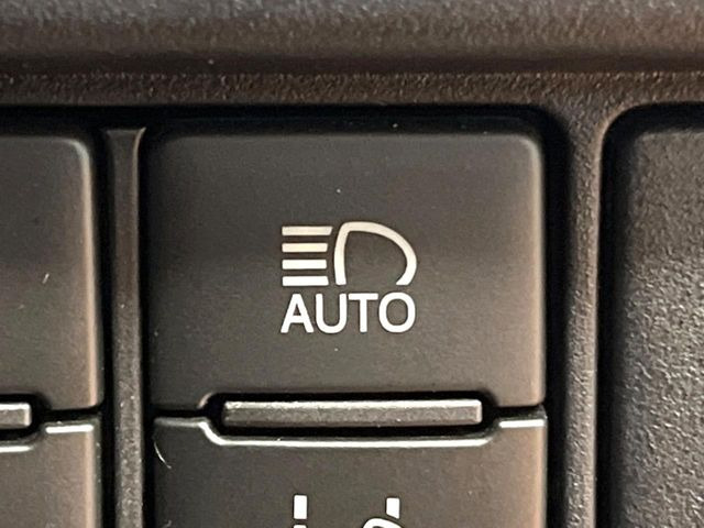 【オートマチックハイビーム】夜間の安全走行に役立つ便利な機能!先行車や対向車を検知し、ハイビームとロービームを自動で切り替えてくれます♪