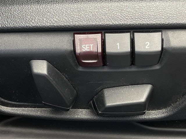 ●メモリー付きパワーシート:あなたに合わせたシートポジションが2つまで登録可能!フルパワーシートだから座席調整も楽々♪お好みのシートポジションで、ストレスないドライブをお楽しみください。