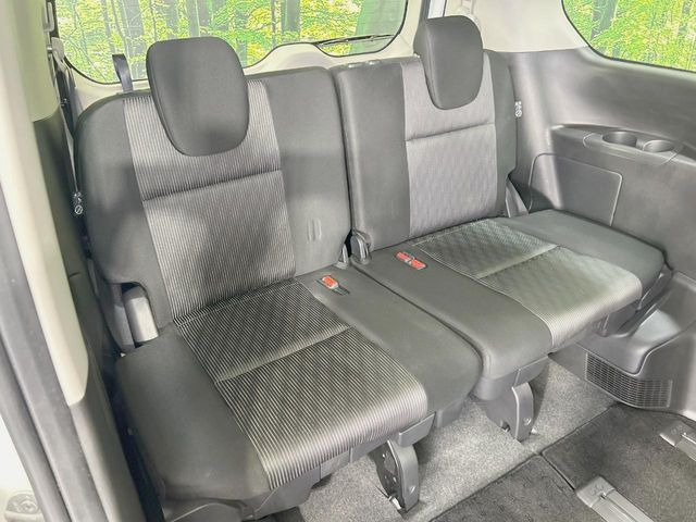 3列目シートはもちろん状態良好☆大人でもゆったりと座って頂けますので、大人数でのお出かけもラクラクです♪ご家族で、気の知れた仲間で、ドライブに行くのが楽しみですね♪