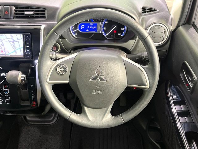 インテリアに合わせたデザインのステアリングは、運転される方のことも考え、運転しやすい形状、大きさです。是非一度、実際に触ってお確かめください。