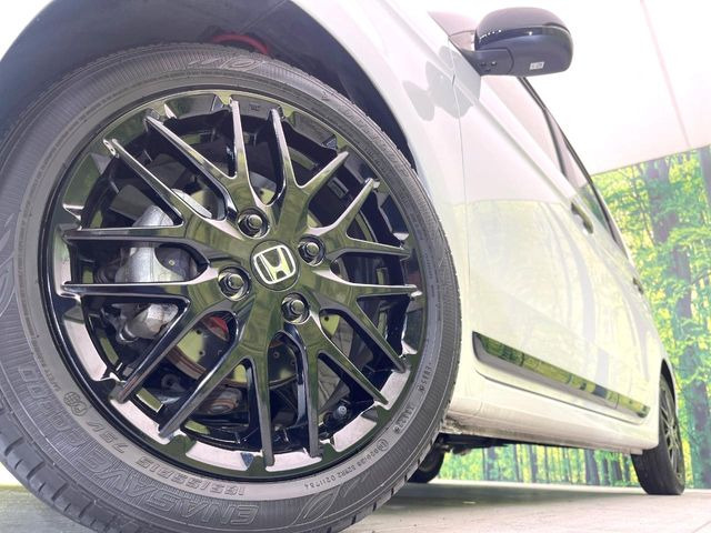 �y����15�C���`�A���~�z�C�[���z�O�ςɃ}�b�`���������A���~�z�C�[���𑕒����Ă���܂��B�e��ЊO�A���~�z�C�[����A�X�^�b�h���X�^�C�����戵�����Ă���܂��B���񂲑��k����������