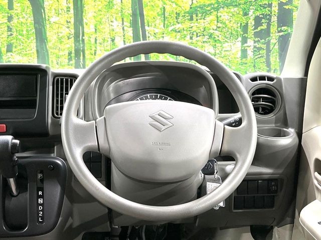 �C���e���A�ɍ��킹���f�U�C���̃X�e�A�����O�́A�^�]�������̂��Ƃ��l���A�^�]���₷���`��A�傫���ł��B�����x�A���ۂɐG���Ă��m���߂��������B