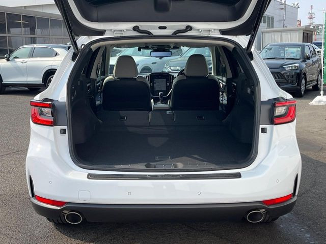 後席を格納すると、これだけの広さが!シーンに合わせたシートアレンジで、大きな荷物も積むことが出来ます♪