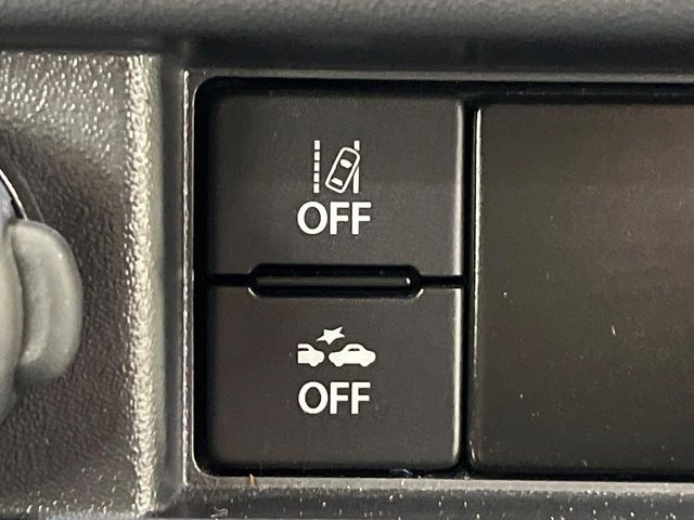 【車線逸脱警報】道路上の白(黄)線を認識し、意図せず走行中の車線からはみ出しそうになった時、メーター内の警告灯とブザーで注意喚起してくれる安心・安全機能です♪