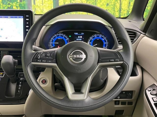 �C���e���A�ɍ��킹���f�U�C���̃X�e�A�����O�́A�^�]�������̂��Ƃ��l���A�^�]���₷���`��A�傫���ł��B�����x�A���ۂɐG���Ă��m���߂��������B