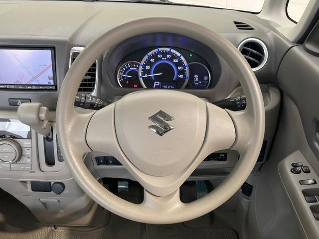 �C���e���A�ɍ��킹���f�U�C���̃X�e�A�����O�́A�^�]�������̂��Ƃ��l���A�^�]���₷���`��A�傫���ł��B�����x�A���ۂɐG���Ă��m���߂��������B