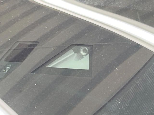 【スマートシティブレーキサポート】低速走行中に前方の車両等を認識し、衝突しそうな時は警報とブレーキで衝突回避と被害軽減をアシスト。より安全にドライブをお楽しみいただけます。