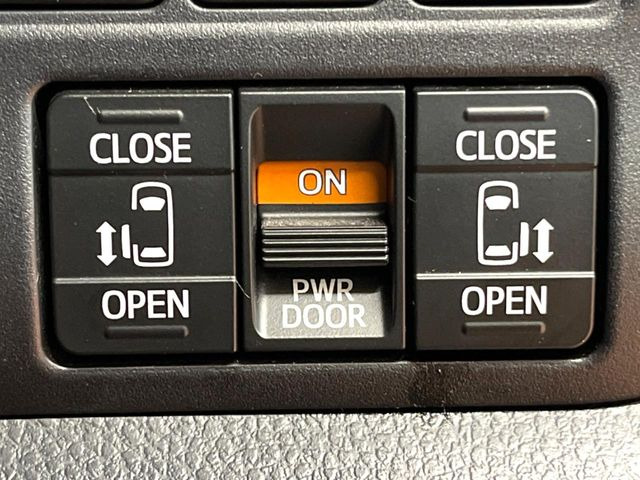 【両側パワースライドドア】スマートキーや運転席のスイッチで後席両側スライドドアの開閉が可能♪電動だから力を入れてドアを開ける必要が無く、小さなお子様でも簡単に開け閉めでき快適です♪