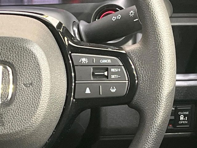 【アダプティブクルーズコントロール】高速道路での長距離走行が楽に!!自動で速度を保つクルーズコントロールが、衝突軽減システムと連携し、前方の車両を感知して車間を保つように速度調節してくれます!!